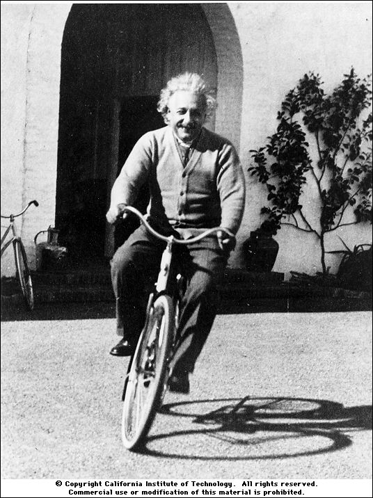 Albert Einstein en proménade einstein-vélo